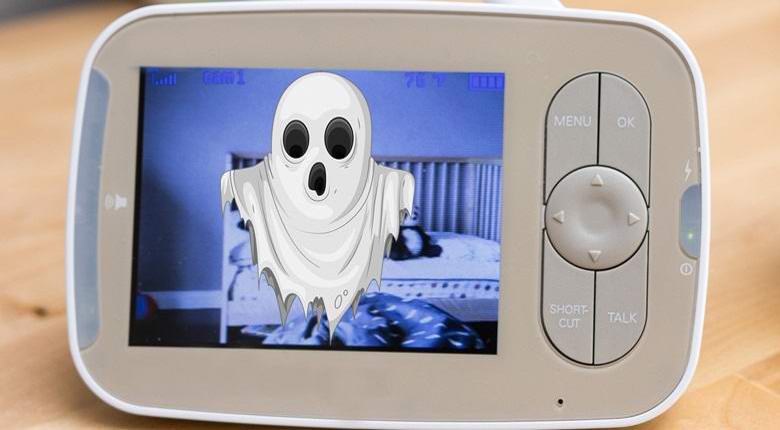 Una testa misteriosa ha colpito l'obiettivo di un baby monitor