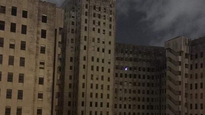 Un fantasma di Natale è apparso nella finestra di un ospedale abbandonato