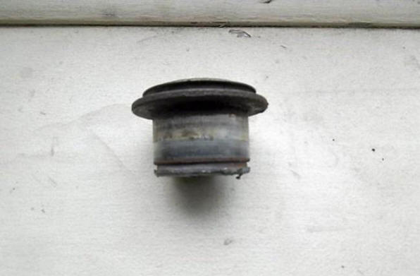 Una parte d'acciaio non identificata è volata alla finestra ad un pensionato ad alta velocità