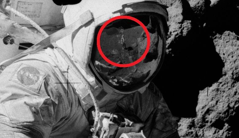 Nella riflessione sul casco, l'astronauta ha trovato un uomo in piedi sulla luna in jeans e scarpe da ginnastica