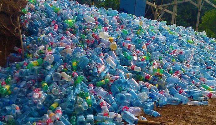 A Panama, costruisci un villaggio con bottiglie usate