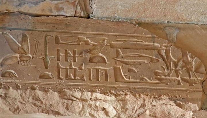 Nella piramide di Cheope ha trovato le immagini di un elicottero, un carro armato e un sottomarino