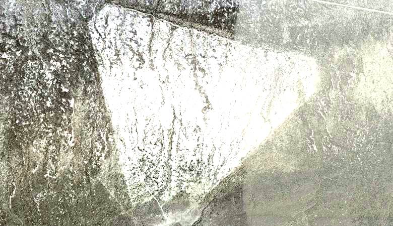 Nel deserto del Nevada ha trovato una gigantesca struttura triangolare