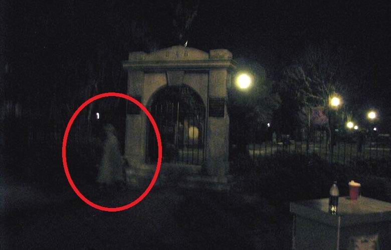 A Savannah fotografato da un fantasma vicino al cimitero