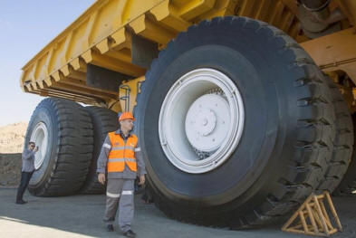 Il più grande autocarro con cassone ribaltabile al mondo è stato testato in Siberia