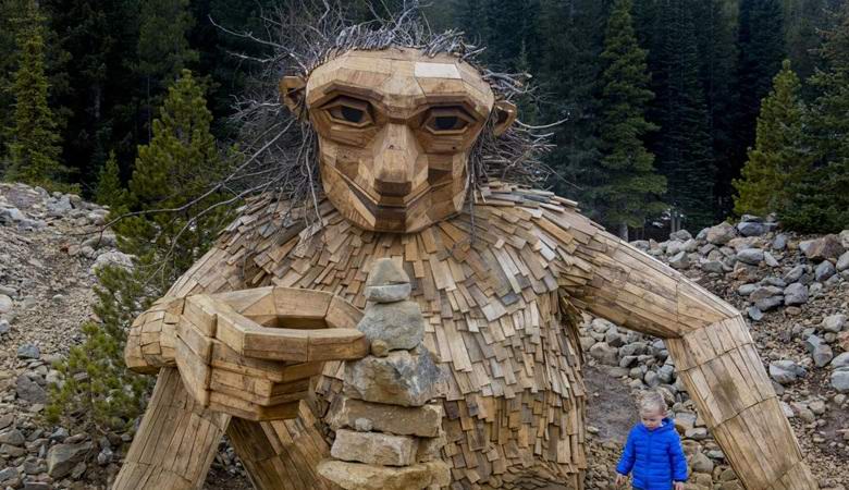 Negli Stati Uniti demolito una misteriosa statua di troll