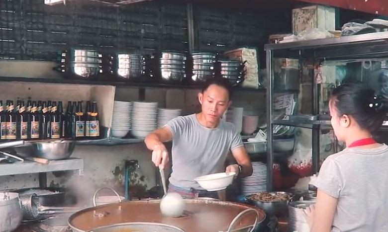 In un ristorante tailandese puoi assaggiare la zuppa, che ha 45 anni