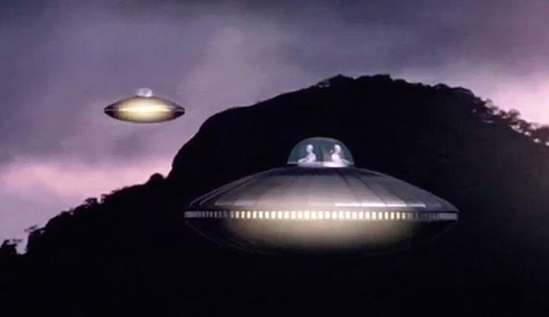 La sera il cielo guardava la danza di diversi UFO