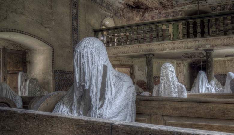 In una chiesa abbandonata fotografata nativa dell'altro mondo