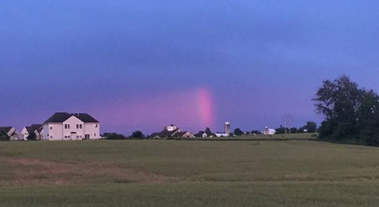 Arcobaleno verticale di colore rosso