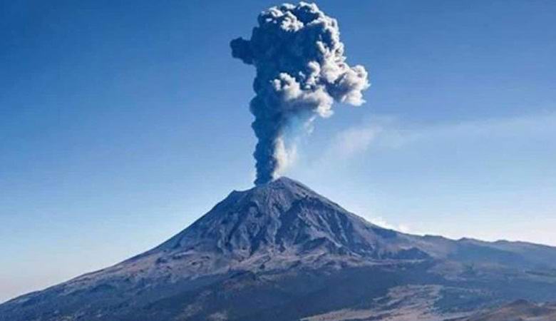 Lanciando un pilastro di cenere Popocatepetl ha disegnato un paio di UFO