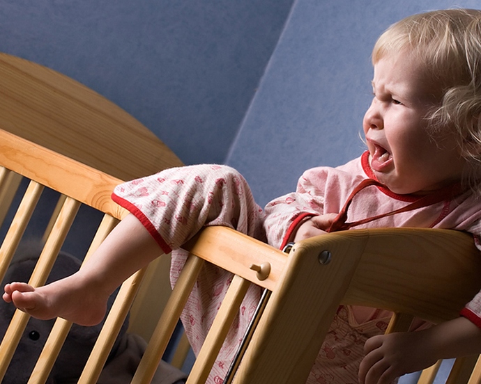 Il baby monitor ha filmato un terribile gioco di poltergeist con un bambino