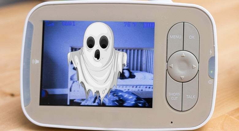 Un baby monitor cattura un fantasma vicino al letto del bambino