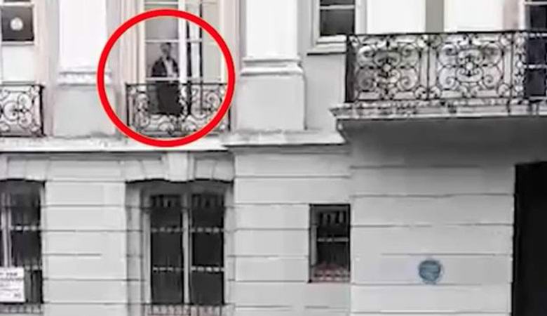 Il fantasma vittoriano guardava il bambino dalla finestra