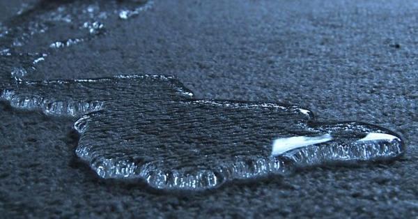 Versare l'acqua sul pavimento presagio Versare l'acqua presagio