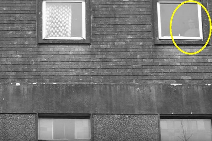Durante la demolizione del vecchio monastero, un fantasma apparve alla finestra