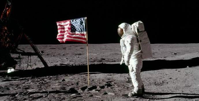 Durante l'atterraggio degli americani sulla luna, un pezzo cadde dal corpo celeste?
