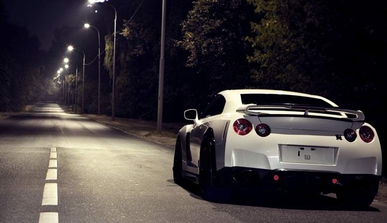 L'autista ha riscontrato una misteriosa luminosità sulla strada notturna