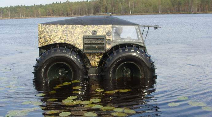 Il fuoristrada galleggiante russo ha colpito Internet