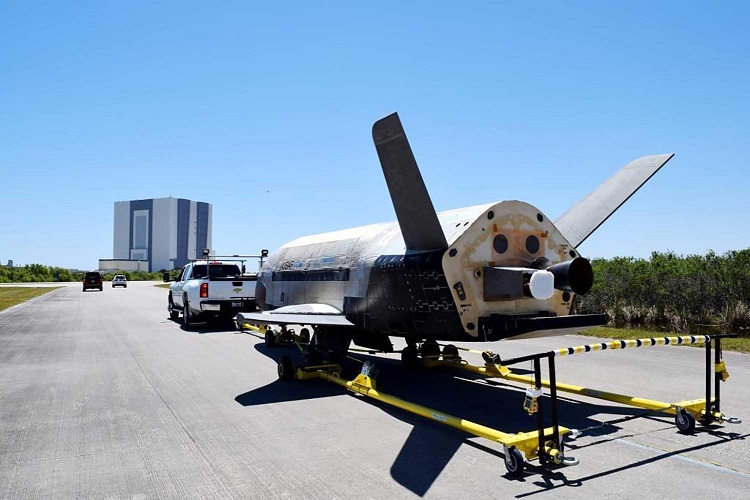 La navetta militare americana X-37B naviga sul territorio della Russia