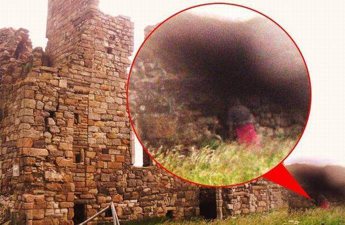 Un fantasma si aggira tra le rovine di un castello scozzese