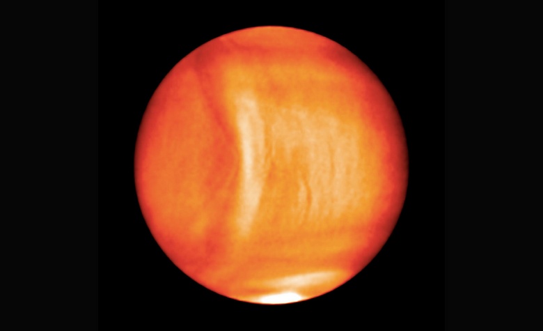 Un oggetto gigante di forma incredibile è fissato vicino al Sole.