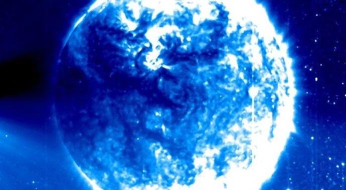 Una misteriosa palla blu è fissata vicino al sole.