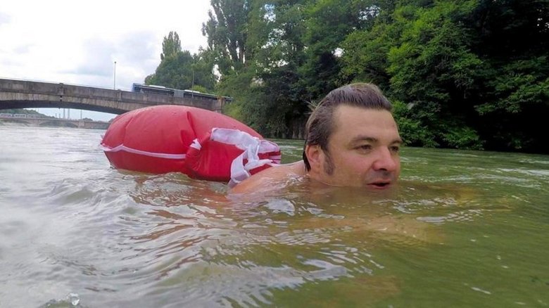 Nuota lungo il fiume per non rimanere in ingorghi stradali