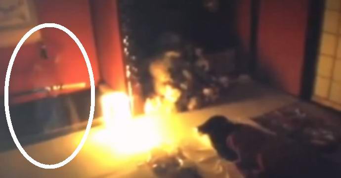 La ragazza fantasma giapponese è salita sulla macchina fotografica