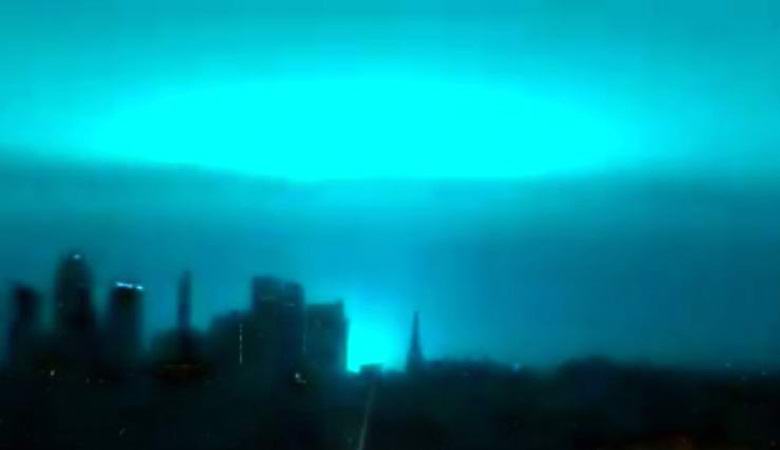 Un bagliore blu brillante illuminava il cielo notturno su New York