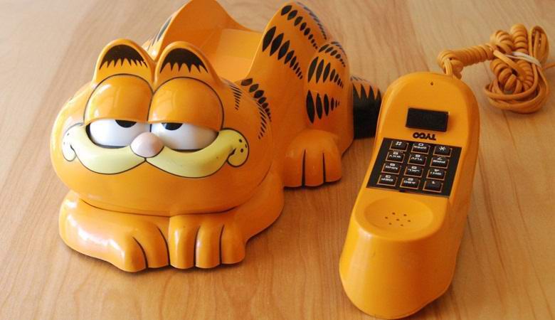 Il mistero dei telefoni Garfield, lavato per decenni sulla costa della Francia, è finalmente risolto