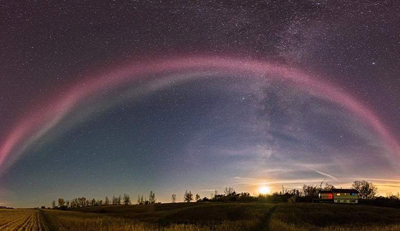 Un arco misterioso è apparso nel cielo sopra il Canada