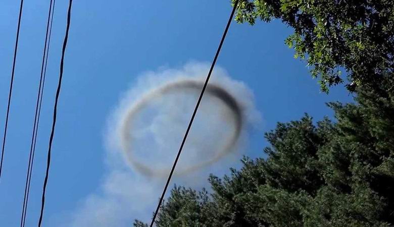Misteriosi anelli di fumo si verificano nel cielo di tutto il mondo.