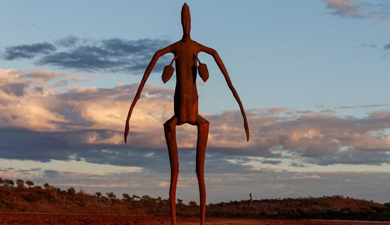 Sculture misteriose sul lago australiano Ballard