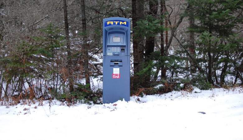 Un misterioso bancomat apparve nel mezzo della foresta americana