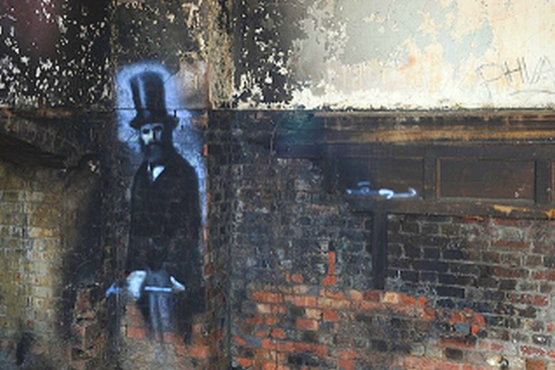 Un uomo misterioso con un cappello a cilindro e un cappotto scuro