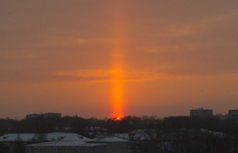 Un misterioso pilastro di luce arancione catturato in Chuvashia