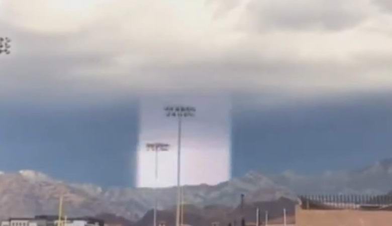 Un misterioso pilastro di luce catturato ora in Nevada