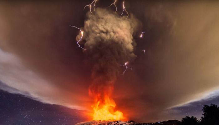 Misterioso palo della luce sul vulcano