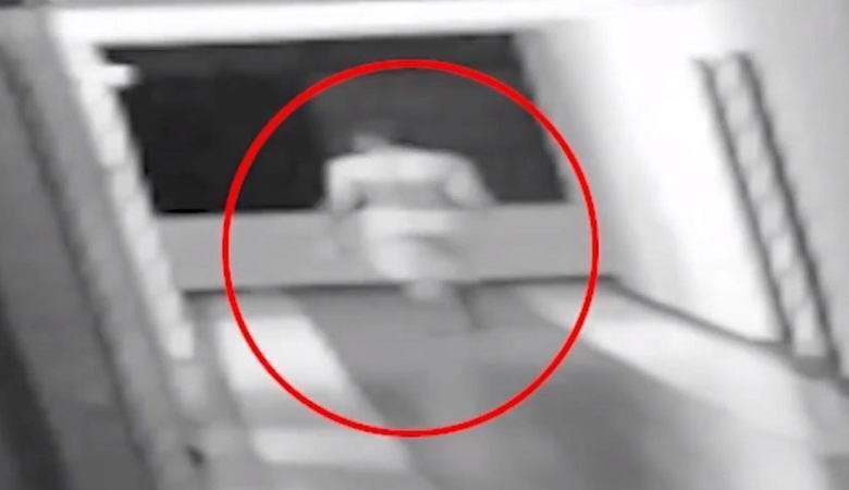 Video misterioso: rimane solo un'ombra da una persona che viene alla finestra