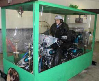 Un appassionato motociclista non è sceso dalla sua amata motocicletta anche dopo la morte.