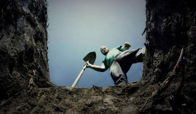 Un americano sepolto dalla gola è stato salvato dalla sua gola.