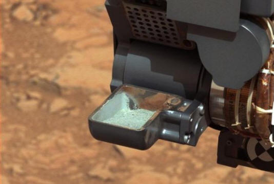 Consegna dei prodotti di perforazione ai dispositivi interni del rover NASA / JPL-Caltech