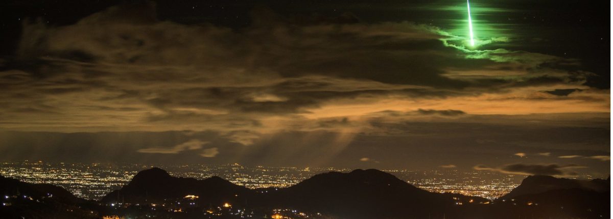 Meteora verde?  - i videoregistratori della polizia hanno registrato la caduta di una palla di fuoco 