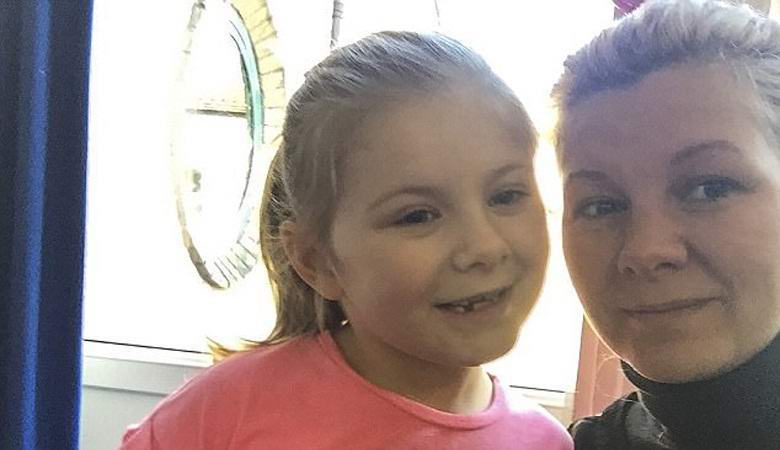 Una donna ha fatto una foto al fantasma di sua figlia nel giardino