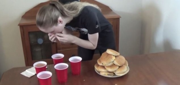 Una donna in 20 minuti ha mangiato 20 cheeseburger