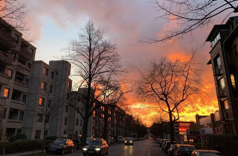 Un residente di Amburgo ha chiamato i pompieri, spaventato dal tramonto infuocato