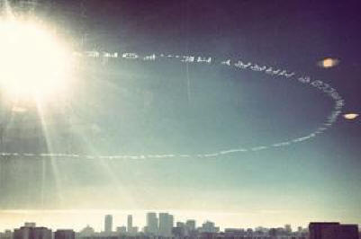 Un residente della California ha chiamato la sua ragazza per sposare un'iscrizione nel cielo