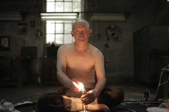 Un residente della Serbia resiste a una tensione di un milione di volt