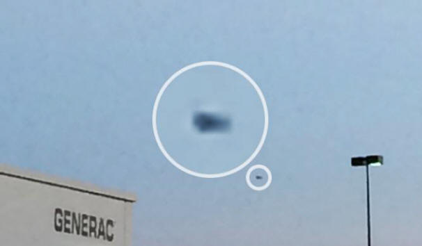 Un residente degli Stati Uniti ha fotografato un UFO nero